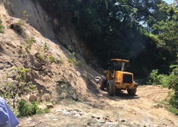 ATIENDEN DERRUMBES EN CAMINOS DE LA ZONA ALTA DE TAPACHULA