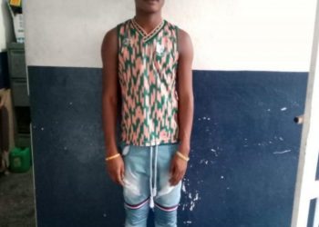 POR TIRAR BASURA EN LA VÍA PÚBLICA, FUERON DETENIDOS POR LA POLICÍA MUNICIPAL DE TAPACHULA