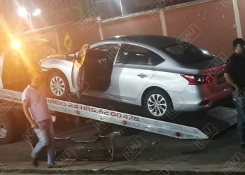 Nissan Sentra impactó a un motociclista en el Par Vial