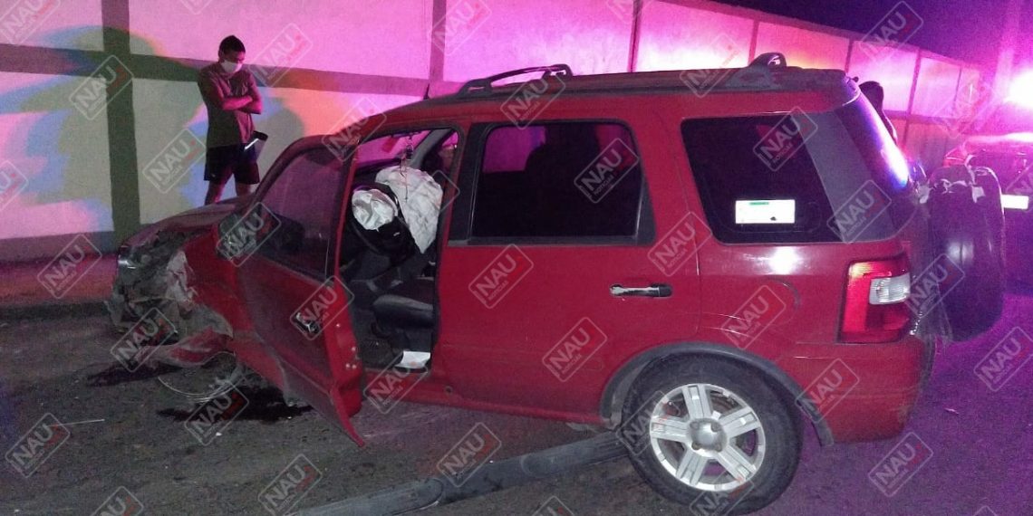 Conductor de un vehículo se estrella contra barda