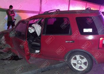 Conductor de un vehículo se estrella contra barda