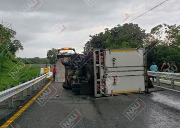 Vuelca camión de tres toneladas cargado de harina de maíz