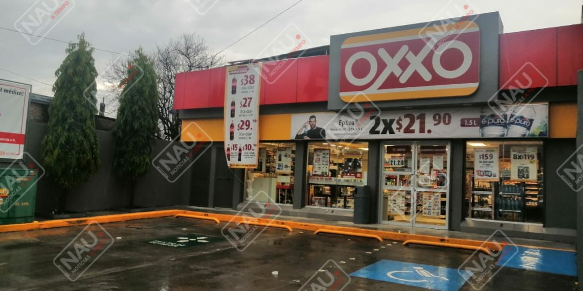 Roban en dos tiendas Oxxo