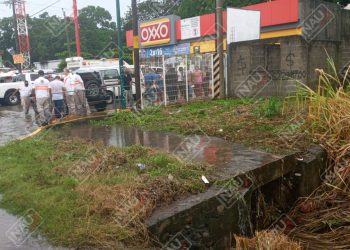 Localizan a señora que cayó a un dren pluvial Frente al Oxxo de llano la Lima