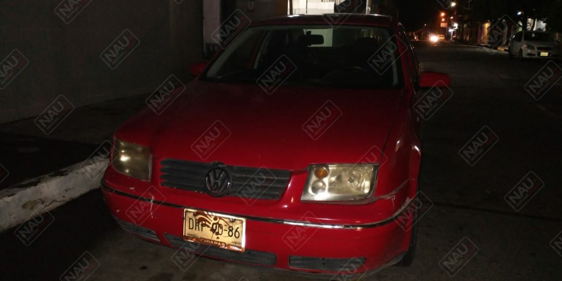 Abandonó su vehículo tras chocar contra taxi