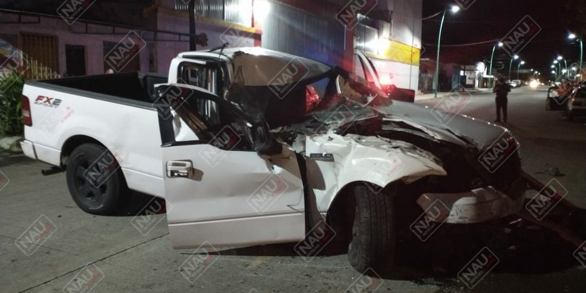 Abandonan vehículo tras chocar con un camión de volteo estacionado