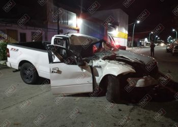 Abandonan vehículo tras chocar con un camión de volteo estacionado