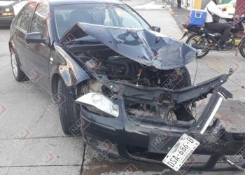 Choque en el semáforo deja solo daños