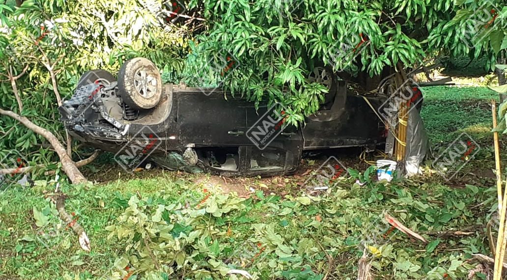 Hoyos en la carretera costera ocasionan volcaduras y ponchaduras de carros