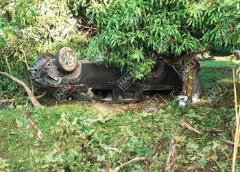 Hoyos en la carretera costera ocasionan volcaduras y ponchaduras de carros