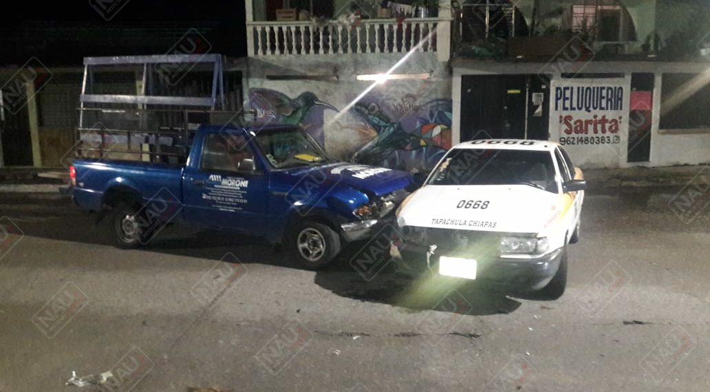 En los Laureles chocan dos vehículos y deja solo daños