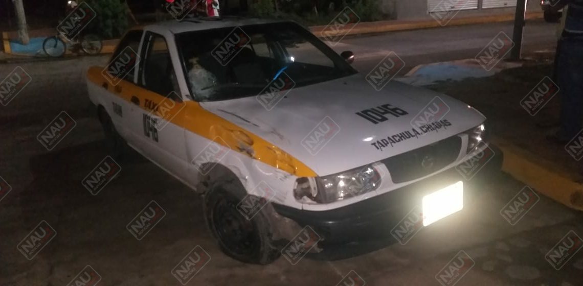 Taxista embiste a un conductor de motocicleta