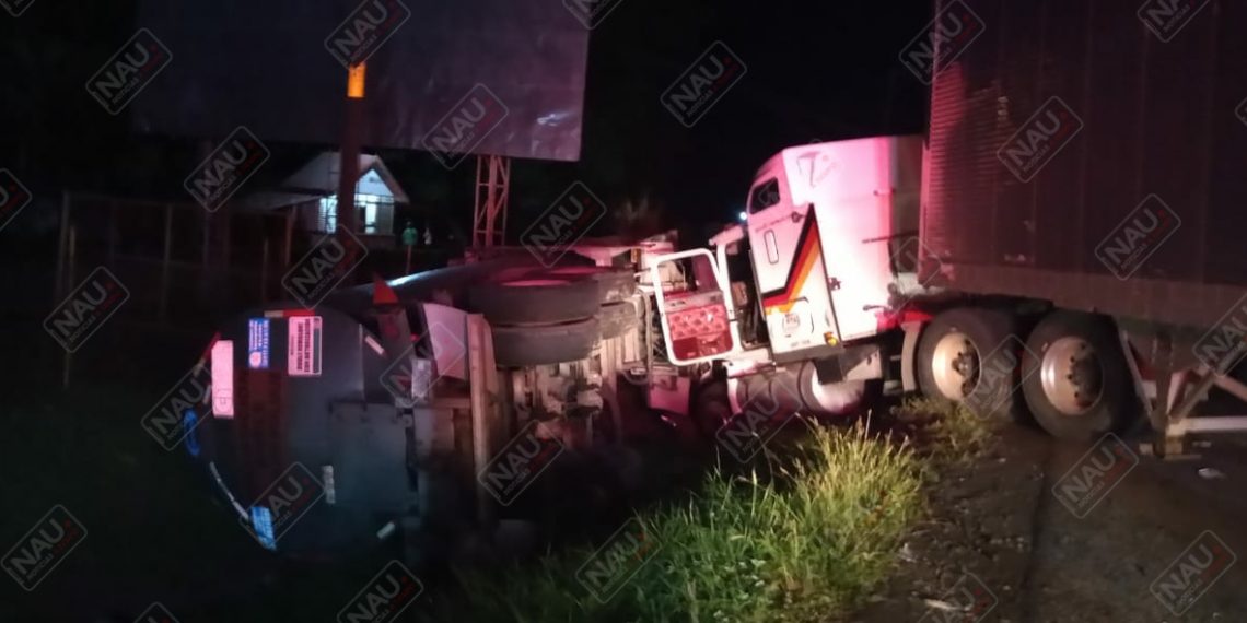 Tres millones de pesos en daños al chocar dos tráileres y una camioneta