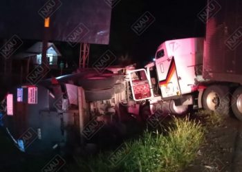 Tres millones de pesos en daños al chocar dos tráileres y una camioneta