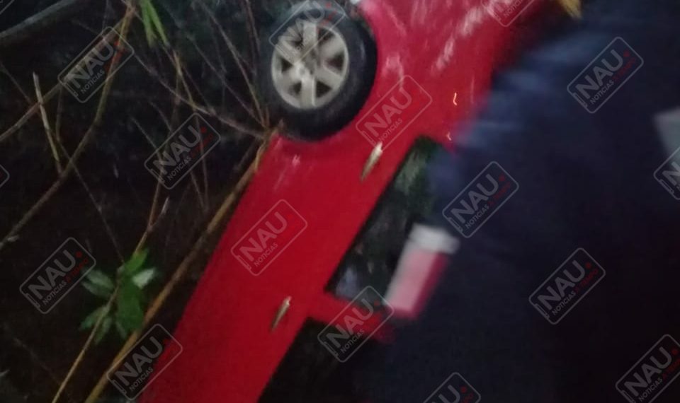 4 lesionados al caer un vehículo en un barranco