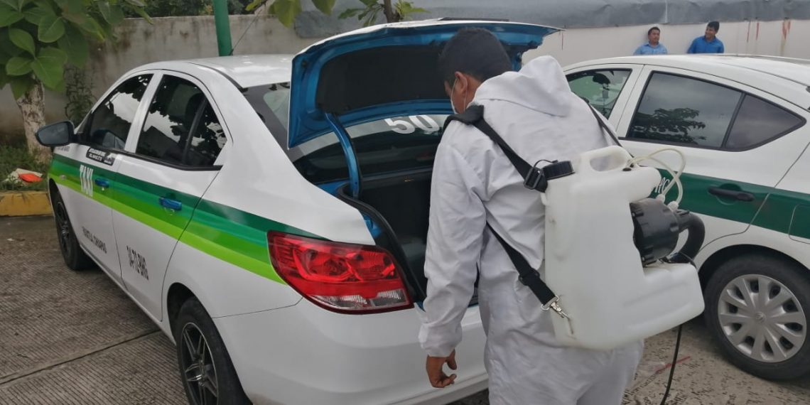 Transportistas sanitizan gratuitamente unidades del servicio público en la lucha contra el Covid-19