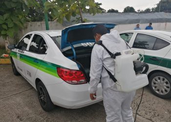 Transportistas sanitizan gratuitamente unidades del servicio público en la lucha contra el Covid-19