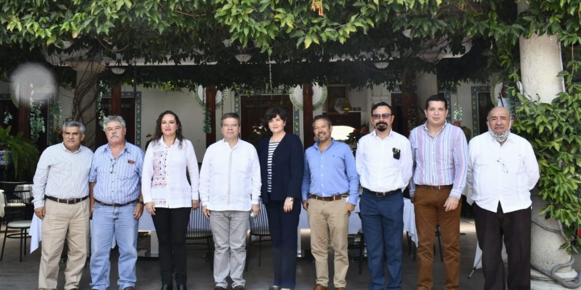 Se reúne Ismael Brito con notarios de Comitán