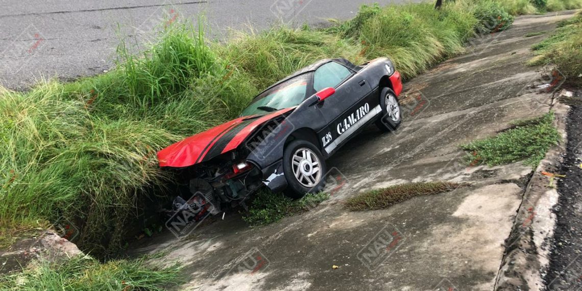 Camaro fue abandonado fuera de la carretera