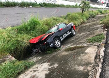 Camaro fue abandonado fuera de la carretera