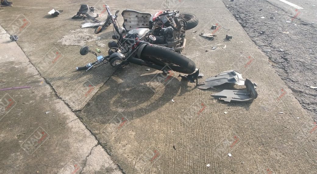 Dos motociclistas lesionados al ser embestidos por un vehículo