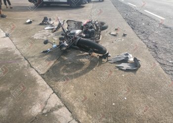 Dos motociclistas lesionados al ser embestidos por un vehículo