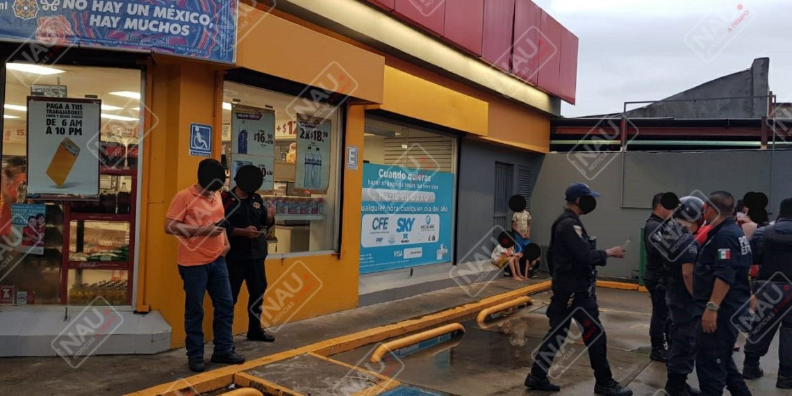 Asaltan dos tiendas Oxxo