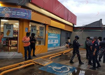 Asaltan dos tiendas Oxxo