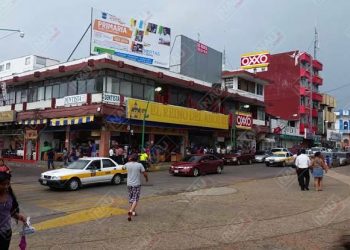 Centroamericanos a bordo de una motocicleta, asaltan a una persona frente a la presidencia