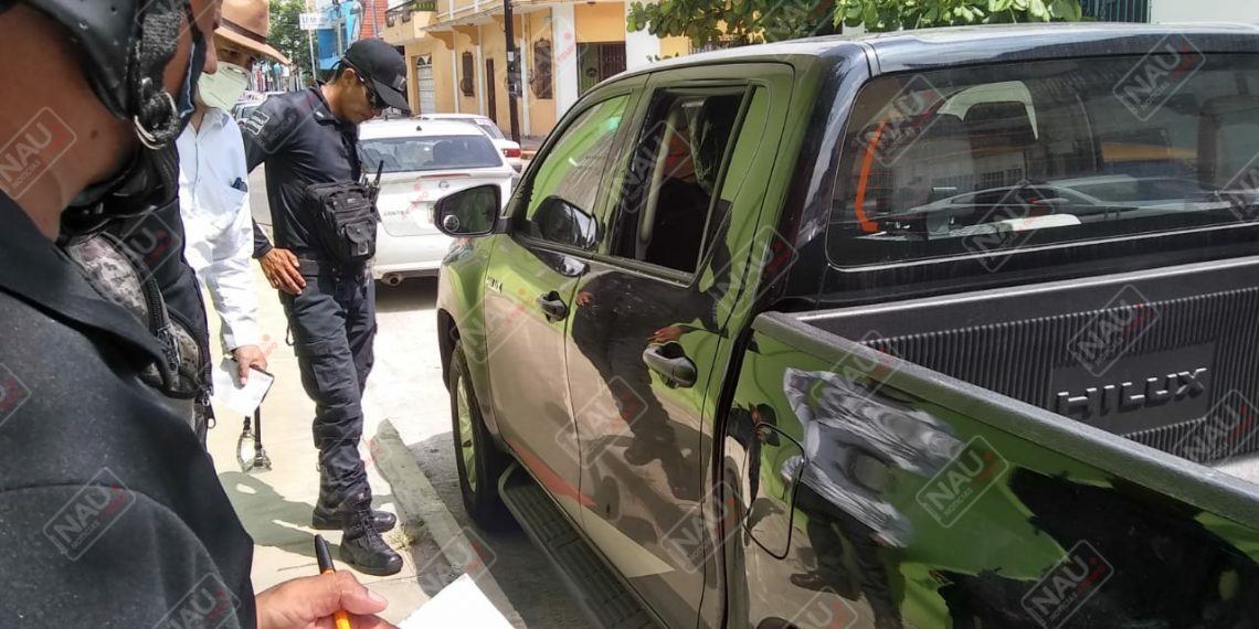 Una camioneta Hilux fue cristalada en el primer cuadro de la ciudad
