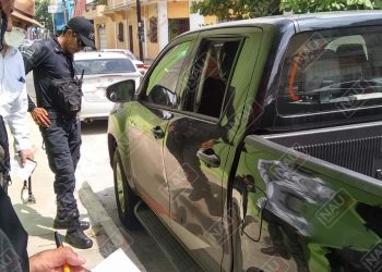Una camioneta Hilux fue cristalada en el primer cuadro de la ciudad