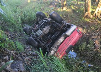 Abandonan vehículo tras chocar contra poste de Telmex y caer a un dren pluvial