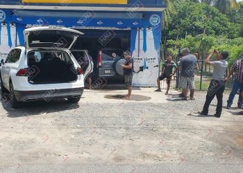 Se metió a un Punto Modelo con todo y carro