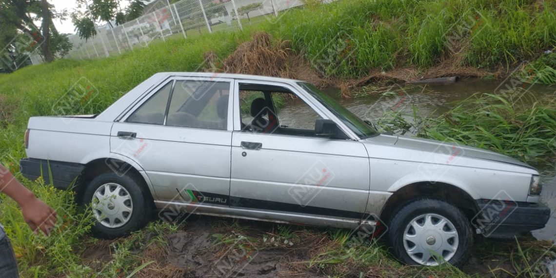 Abandonan vehículo que se salió se la carretera