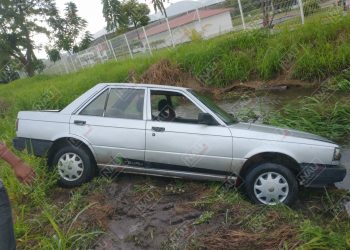 Abandonan vehículo que se salió se la carretera