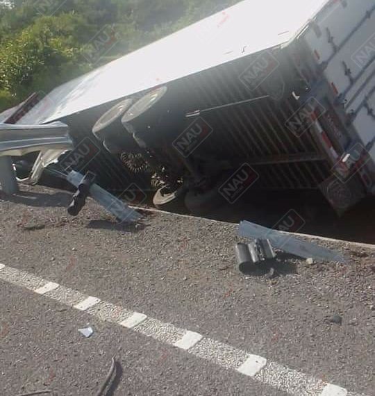 Tráiler cargado de lácteos se salió de la carretera