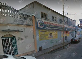Roban vehículo frente una escuela