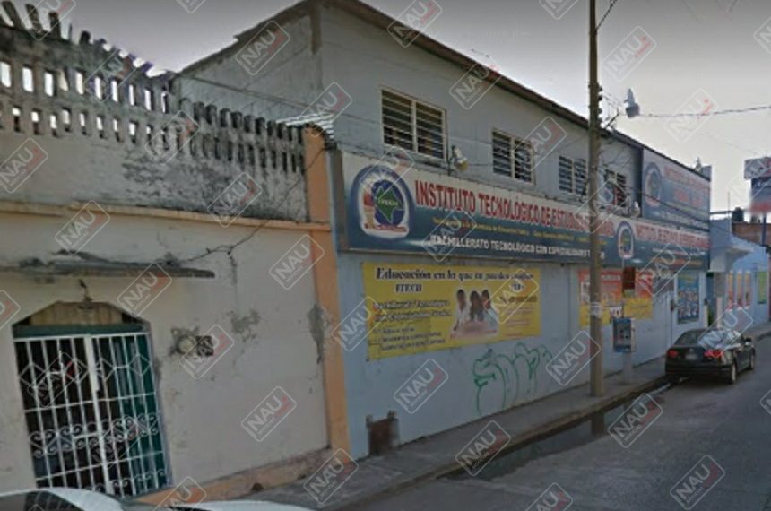 Roban vehículo frente una escuela