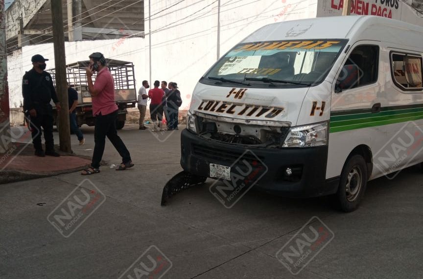 Choque de una combi de pasaje y un particular, deja tres heridos