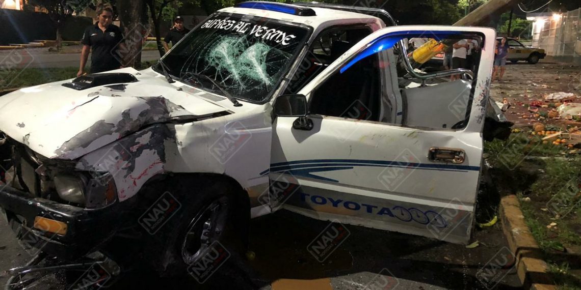 Ebrio estrelló su carro contra un poste de Telmex