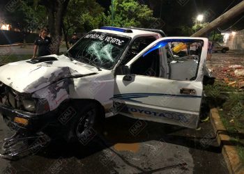 Ebrio estrelló su carro contra un poste de Telmex