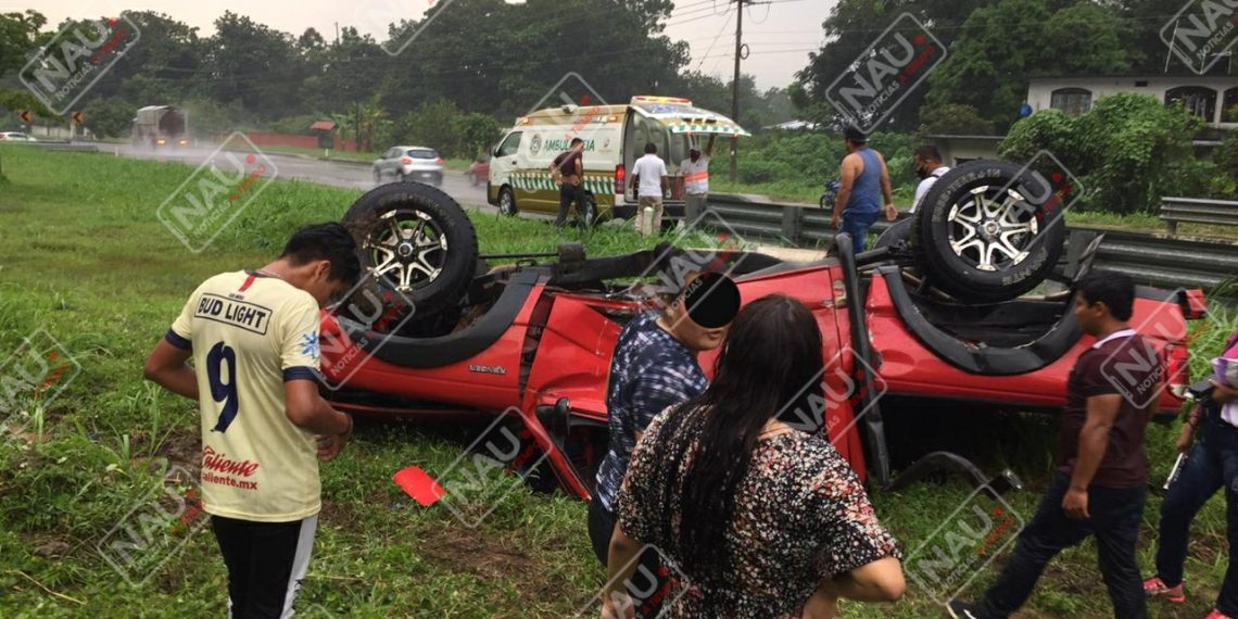 Atienden a dos personas lesionadas en volcadura de un vehículo en la carretera Tuxtla Chico – Tapachula