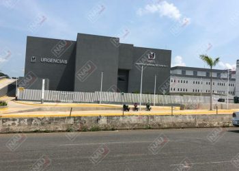 Roban vehículo frente al Nuevo Hospital del IMSS