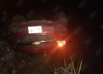 Abandonan camioneta volcada