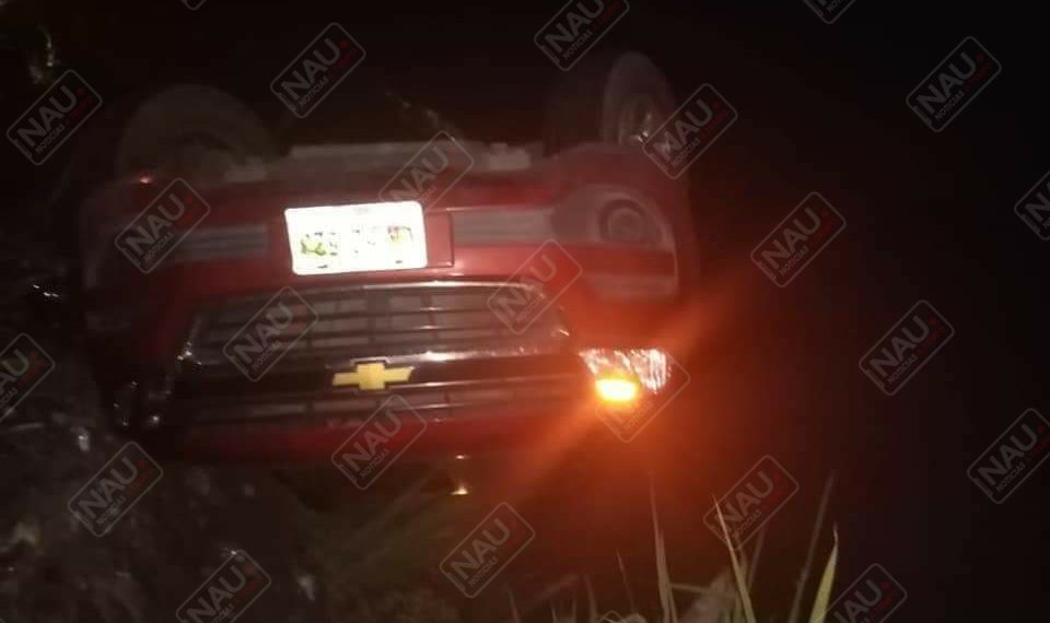 Abandonan camioneta volcada