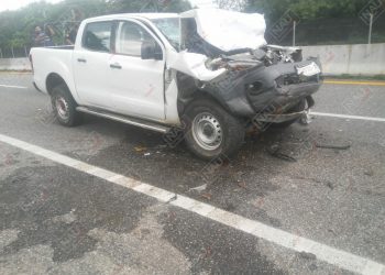 Abandonan camioneta que chocó por alcance