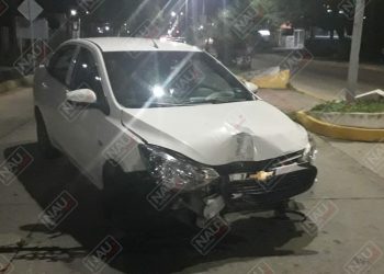 Abandonó un vehículo tras chocar contra un poste de alumbrado público