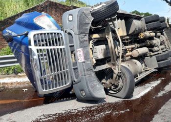 Vuelca tráiler en la entrada a la Colonia San Antonio Cahoacán