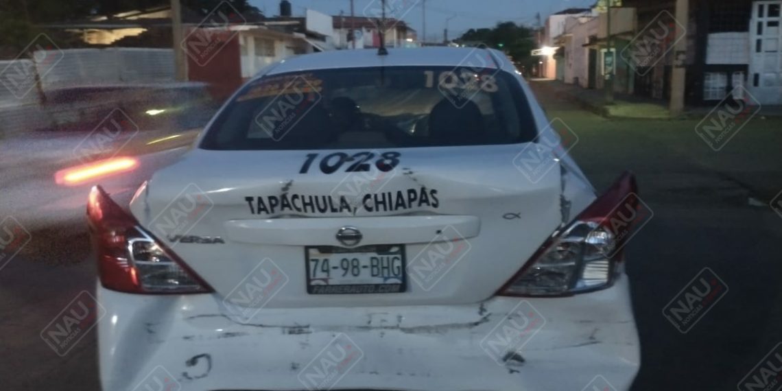 Conductor de camioneta chocó por alcance contra un taxi