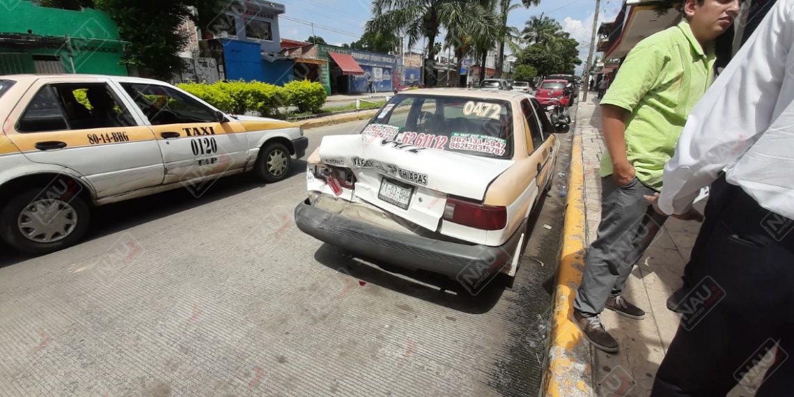 Camioneta chocó por alcance contra un taxi